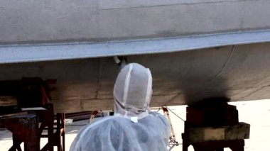 Alt boya metal eski paslı gemi tersanesinde Moskova bağlantı noktası.