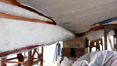 Eski paslı geminin liman tersanesinde bir astar boya ile metal işçisi kapsar.
