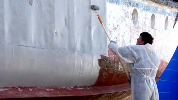 Arbeiter bemalt altes rostiges Schiff auf Werft im Hafen von Moskau. — Stockvideo