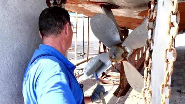 工人油漆金属旧生锈的船舶螺旋桨在莫斯科港口船厂. — 图库视频影像
