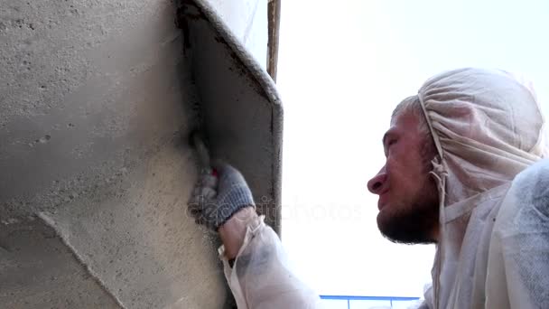 Pinturas para trabajadores con pincel frontal de metal del buque en el astillero en el puerto de Moscú . — Vídeo de stock