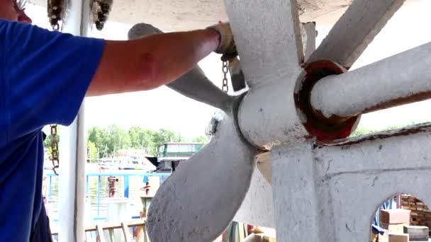 Pracownik farby metalu starych śmigło zardzewiały statek w stoczni w porcie w Moskwie. — Wideo stockowe