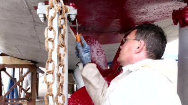 Alt boya metal gemi pervane kırmızı renk tersanesinde Moskova bağlantı noktası.