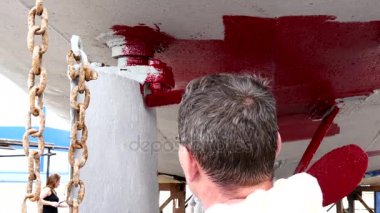 Alt boya metal gemi pervane kırmızı renk tersanesinde Moskova bağlantı noktası.