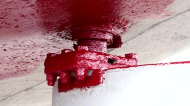 Alt boya metal gemi pervane kırmızı renk tersanesinde Moskova bağlantı noktası.