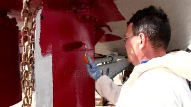 Alt boya metal gemi pervane kırmızı renk tersanesinde Moskova bağlantı noktası.