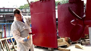 Alt boya metal gemi Kuyruk tüyleri kırmızı renk tersanesinde bağlantı noktası.