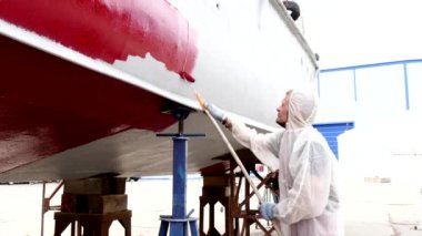 Çalışan eski paslı gemi tersanesinde Moskova bağlantı noktası kırmızı renk Metalik boyalar.