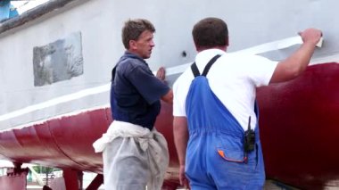 Alt bağlantı noktası tersanesinde metal eski paslı geminin bir yapışkan bant sopa.