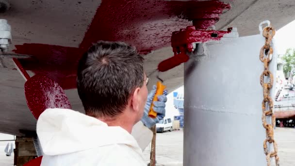 工人油漆金属在莫斯科港口船厂船舶螺旋桨红颜色. — 图库视频影像