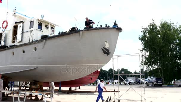Il lavoratore abbassa l'ancora di vecchia nave arrugginita a cantiere navale in porto di Mosca . — Video Stock