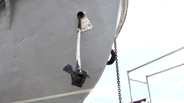 Ancla de viejo barco oxidado se levanta en el astillero en el puerto de Moscú . — Vídeo de stock