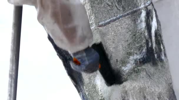 Worker paints metal of ship at shipyard in port of Moscow. — Stock Video