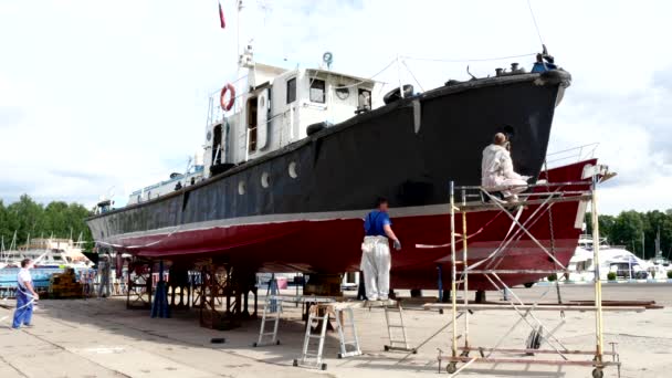 El obrero pinta el metal del barco en el astillero en el puerto de Moscú . — Vídeos de Stock