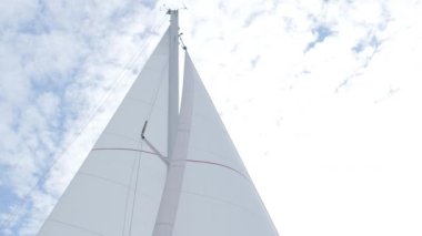 Yat bulutların üstünde mavi gökyüzü arka plan üzerinde beyaz yelken.