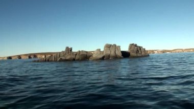 Taş kayaların arasında yeni dünya'nın Kuzey Buz Denizi su yüzeyinde.