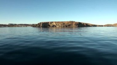 Yeni Dünya'Kuzey Buz Denizi Sahili ve yüzey su.