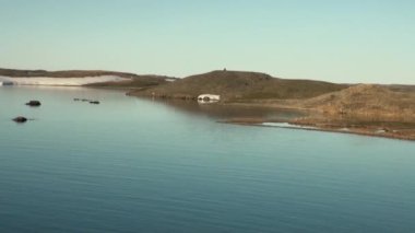 Yeni Dünya'Kuzey Buz Denizi Sahili ve yüzey su kar.