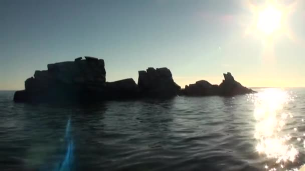Яркие лучи солнца в небе отражаются в воде Северного Ледовитого океана на Новой Земле . — стоковое видео