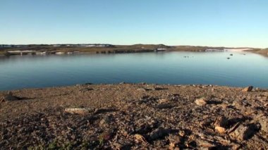 Yeni Dünya'Kuzey Buz Denizi Sahili ve yüzey su kar.