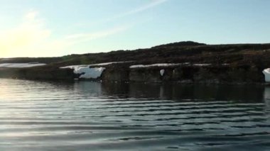 Sahil ve Kuzey buz denizi yeni dünya üzerindeki su kar.