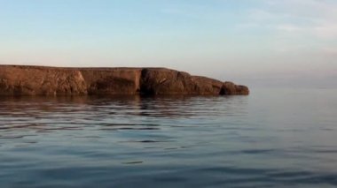 Yeni Dünya Vaigach adasında Arktik Okyanusu Sahili ve günbatımı ve su yüzeyine.