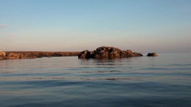 Yeni Dünya Vaigach adasında Arktik Okyanusu Sahili ve günbatımı ve su yüzeyine.