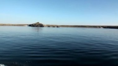 Taş kayaların arasında New Earth Vaigach adasında Arktik Okyanusu su yüzeyi.