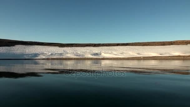 Snö på kusten och vattnet i ishavet på nya jorden. — Stockvideo