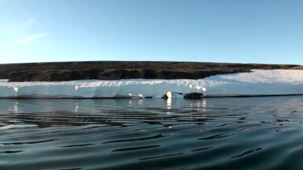 Snö på kusten och vattnet i ishavet på nya jorden. — Stockvideo