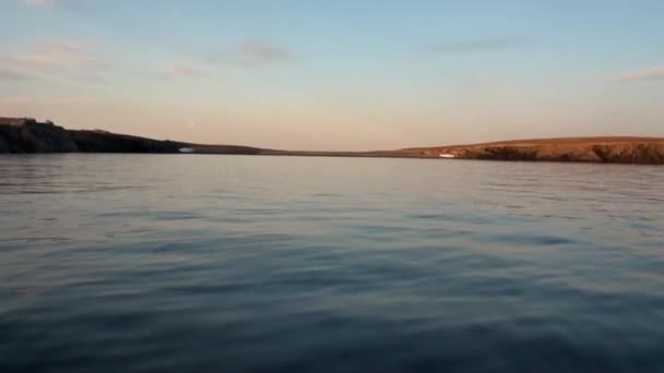 新しい地球バイガチ島の北極海の海岸と夕日と水の表面. — ストック動画