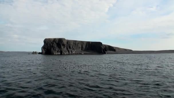 Pedra rochas entre a superfície da água do Oceano Ártico na Nova Terra Vaigach Island . — Vídeo de Stock