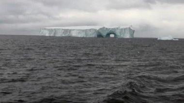Darwin benzersiz buzul Buzdağı Antarktika okyanusta kemer.