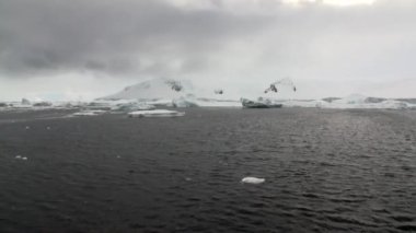 Hareket ve kar kıyı şeridi okyanus Antarktika buz.