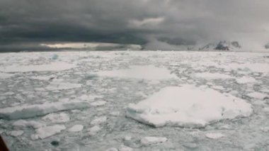Hareket ve kar kıyı şeridi okyanus Antarktika buz.