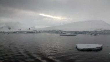 Hareket ve kar kıyı şeridi okyanus Antarktika buz.