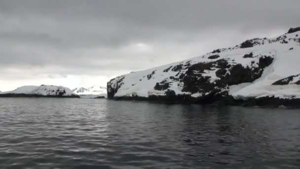 Movimento de gelo e costa de neve no oceano da Antártida . — Vídeo de Stock