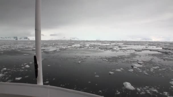 Pohyb ledu a sněhu pobřeží výhled z lodi v oceánu Antarktidy. — Stock video