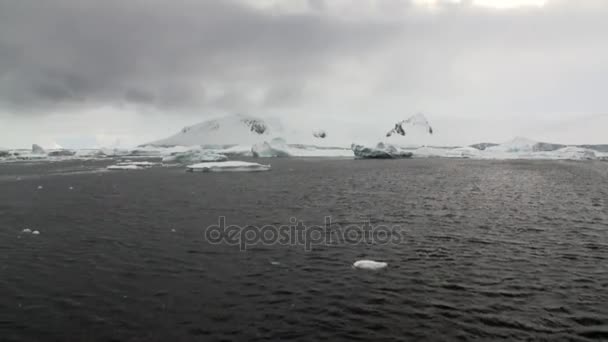 Gerakan es dan garis pantai salju di lautan Antartika . — Stok Video