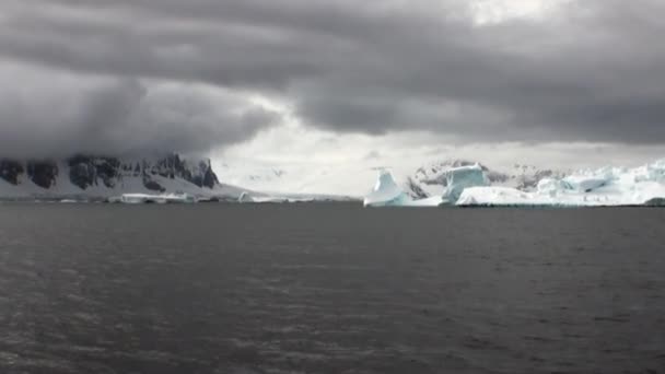 Enorme iceberg glaciar único en el océano de la Antártida . — Vídeo de stock