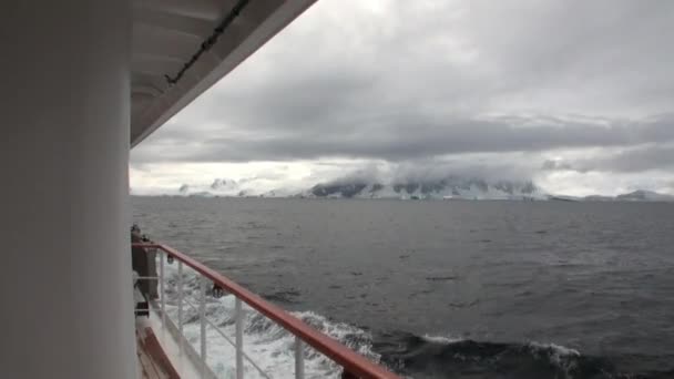남극 대륙의 바다에서 우주선에서 얼음 운동과 눈 빙산 및 빙하 보기. — 비디오