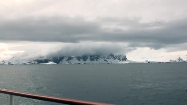 Pohyb ledu a sněhu ledovce a ledovec výhled z lodi v oceánu Antarktidy. — Stock video