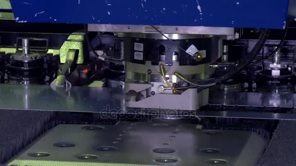 Zorientowali kręcone cięcia metalu na zautomatyzowane maszyny przez robota. — Wideo stockowe