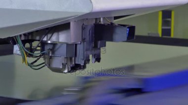 Otomatik makine üzerinde kıvırcık metal kesme robot düşündüm.