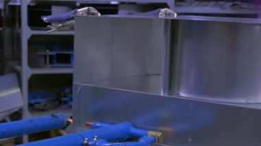 Fabrikada kaynak elektrik metal.