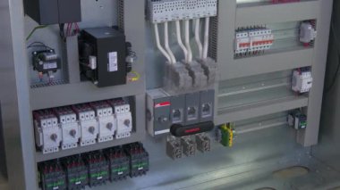 Mikrodenetleyici denetim öğesi kişiler voltaj göstergesi fabrikasında.