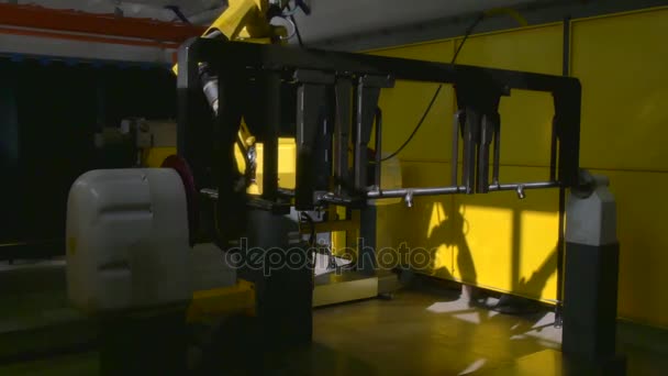 Металевий залізний лазерний аргон зварювальний робот на заводі . — стокове відео