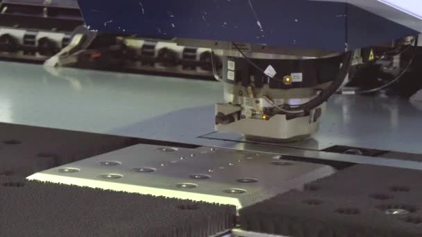 Geformte lockige Metallschneiden auf automatisierter Maschine durch Roboter. — Stockvideo