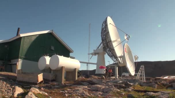 Station and parabolic aereal in mountains on shore of Greenland in Arctic Ocean. — Stock Video
