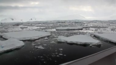 Antarktika'nın okyanusta gemisinden buz hareketi ile kar buzdağı ve buzul görüntülemek.